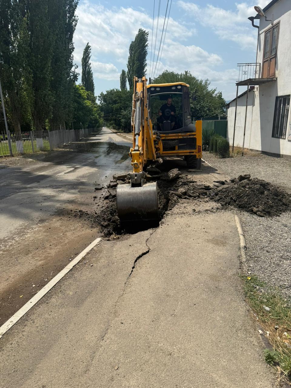 Прорыв водопровода.